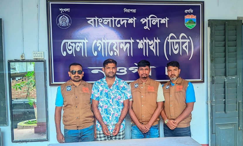 নওগাঁয় সোনা ছিনতাই চক্রের সদস্য গ্রেফতার, মাইক্রোবাস জব্দ