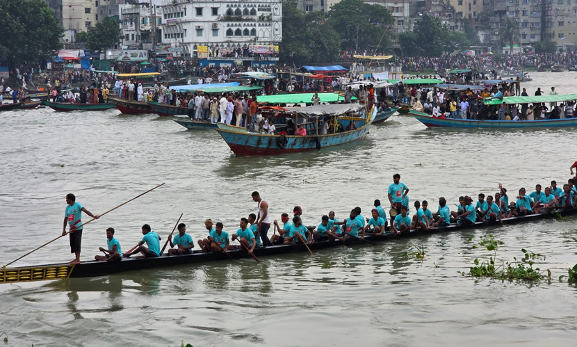 ‘হৃদয়ে ঢাকা ৪১৬’ উৎসব: বুড়িগঙ্গায় ঐতিহ্যবাহী নৌকা বাইচ