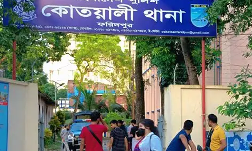মাদকসেবনকে কেন্দ্র করে পালটাপালটি হামলা, পুলিশের গাড়ি ভাঙচুর