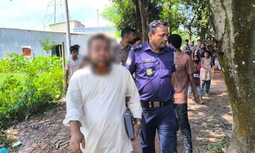 কিশোরীর ভিডিও ধারণ: মাদরাসা সুপারকে পিটিয়ে পুলিশের হাতে সোপর্দ