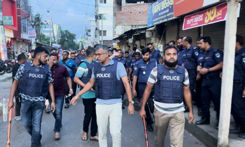 কুষ্টিয়ায় এমপি আমির হামজার গাড়িতে হামলা, আহত ১০