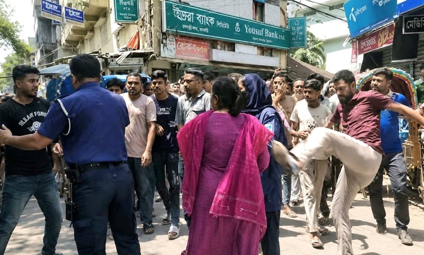 পুলিশের সামনে নারী উদ্যোক্তাকে লাথি