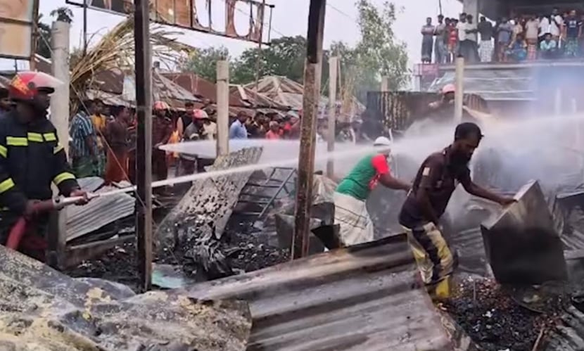 রায়গঞ্জে বাজারে অগ্নিকাণ্ড, পুড়ে ছাই ৭‌ দোকান