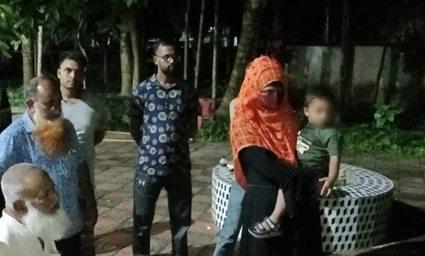 সড়কের পাশে ২ বছরের শিশুকে ফেলে গেলেন মা