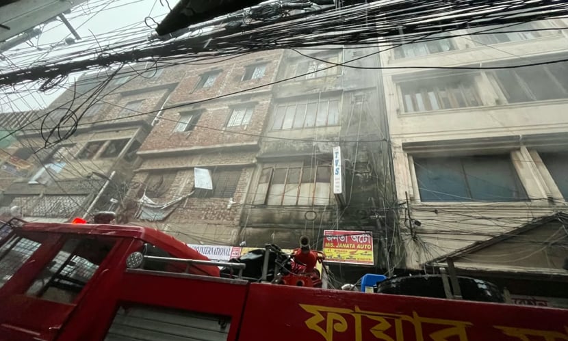 বংশালে হেলমেটের গোডাউনের আগুন নিয়ন্ত্রণে