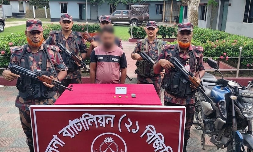 বেনাপোল সীমান্তে স্বর্ণের ৩ বারসহ পাচারকারী আটক
