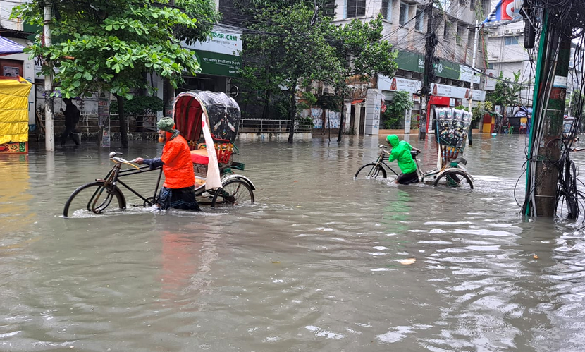 টানা বৃষ্টিতে চট্টগ্রামে জলাবদ্ধতা, দুর্ভোগে নগরবাসী