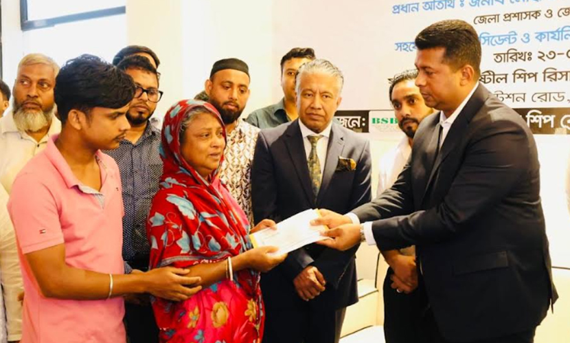 চট্টগ্রামে গ্যাসের বিষক্রিয়ায় নিহত শ্রমিকদের পরিবারকে মালিকের ক্ষতিপূরণ চেক
