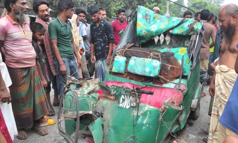 সিরাজগঞ্জে দাঁড়িয়ে থাকা ট্রাকের পেছনে সিএনজির ধাক্কা, নিহত ২