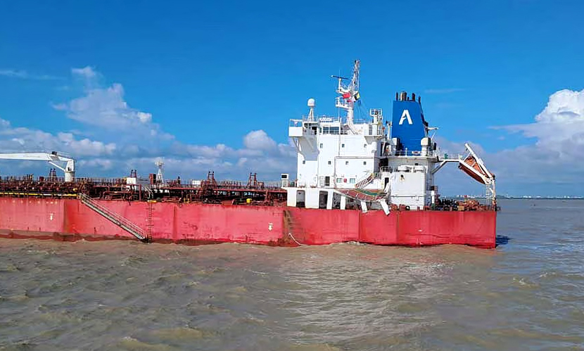 চট্টগ্রাম বন্দরের জলসীমায় ২ জাহাজের সংঘর্ষ
