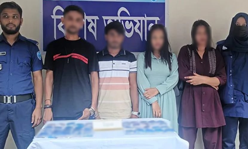 লোহাগাড়ায় ইয়াবা পাচারকালে নারীসহ আটক ৪