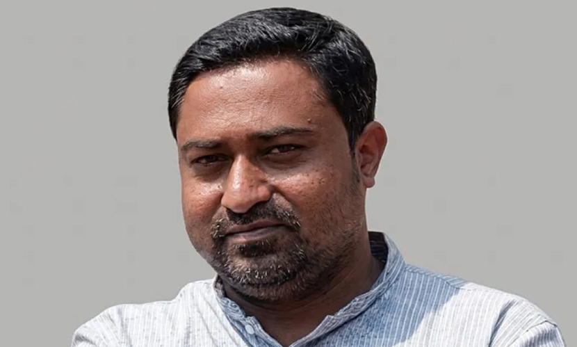 যুবলীগের মিছিল থেকে চবির কর্মকর্তা আটক