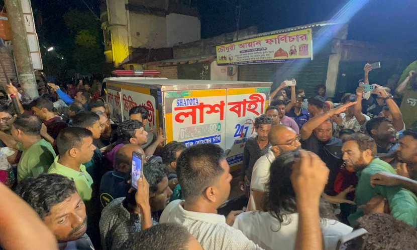 নিজ বাড়িতে পৌঁছাল সাংবাদিক দেবাশীষ দত্ত ও পরিবারের মরদেহ