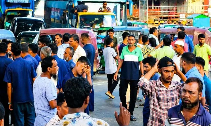 চট্টগ্রামে গ্যাস না পেয়ে সড়ক অবরোধ বিক্ষুব্ধ চালকদের