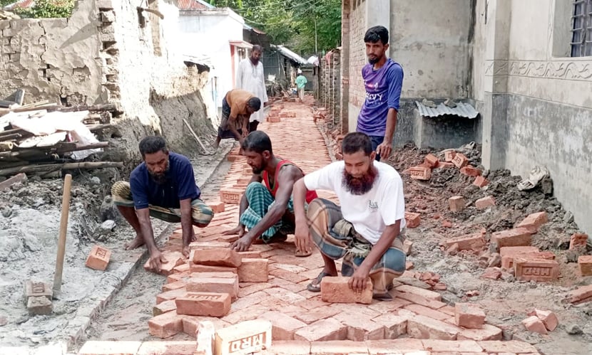 স্ত্রীর ওমরাহ’র জমানো টাকায় ৫৬ বছরের পুরোনো রাস্তায় ইট বিছালেন স্বামী