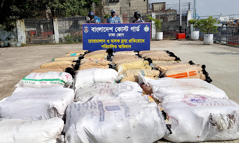 রাজধানীতে সাড়ে ২৮ লাখ টাকার নিষিদ্ধ পলিথিন জব্দ