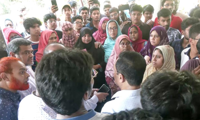 নম্বর কম দেওয়ায় রাজশাহীতে কেন্দ্র সচিবকে ৫ ঘণ্টা অবরুদ্ধ