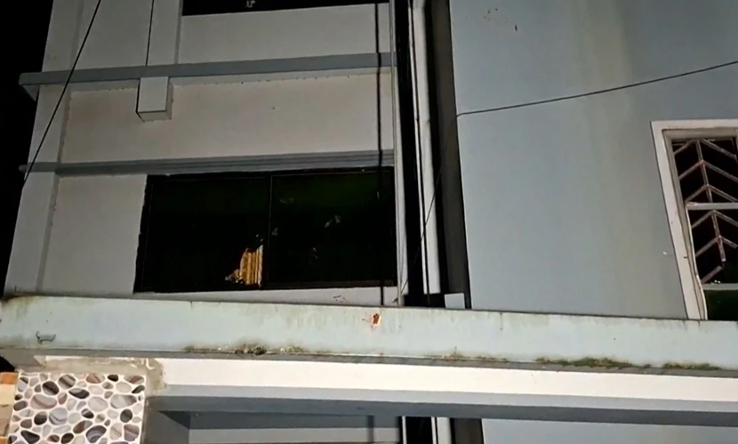 সাকিব আল হাসানের বাড়িতে আগুন দেওয়ার চেষ্টা-ভাঙচুর