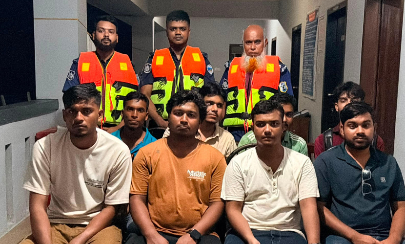 সুন্দরবনে ৯ পর্যটকসহ নৌকাডুবি, ৯৯৯-এ ফোন পেয়ে উদ্ধার