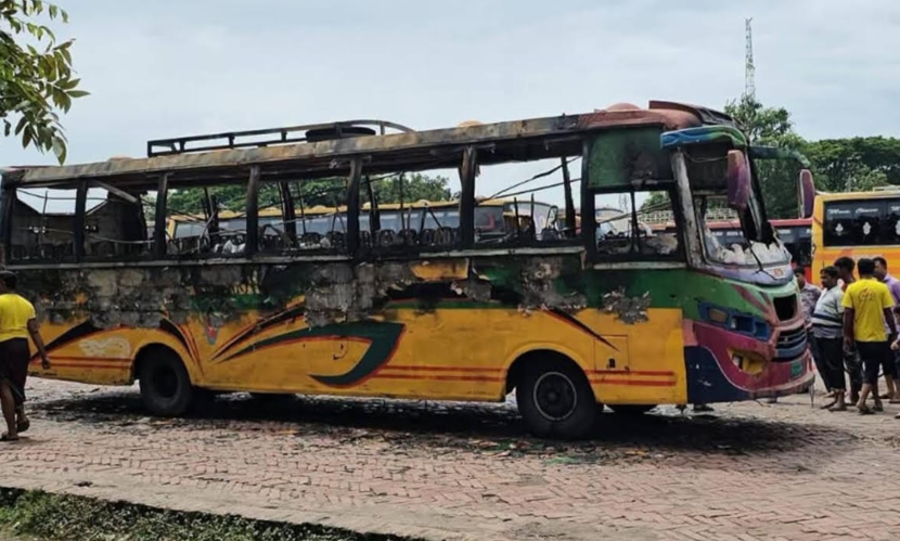রাজবাড়ীতে বাসে আগুনের ঘটনায় ৪০-৫০ অজ্ঞাতনামার বিরুদ্ধে মামলা