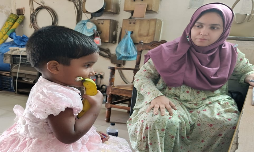 ভিড়ে কন্যাশিশুকে ট্রেন থেকে নামাতে পারেননি মা, ৯৯৯ ফোনকলে উদ্ধার
