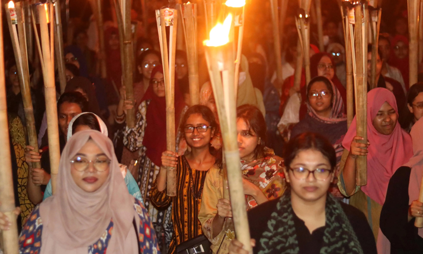 উপাচার্য পুনর্বহালের দাবিতে চুয়েট শিক্ষার্থীদের মশাল মিছিল
