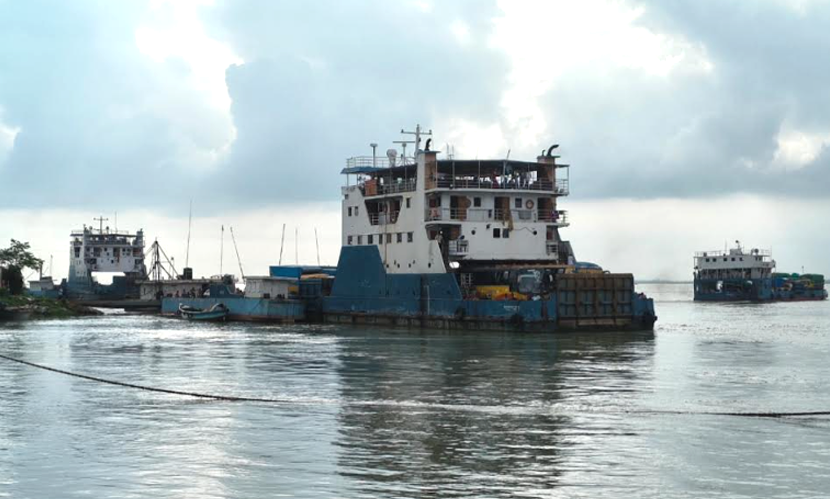 পাটুরিয়া-দৌলতদিয়া রুটে নৌযান চলাচলে সতর্কতা নির্দেশ