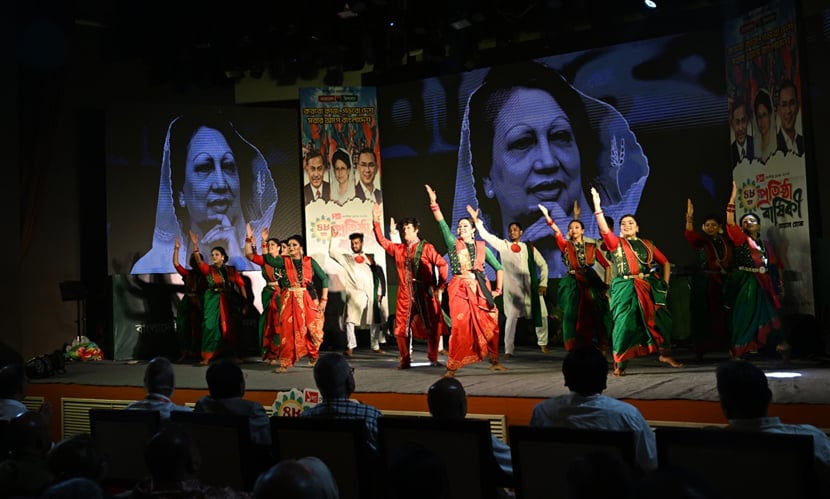 দর্শক সারিতে বসে জাসাসের সাংস্কৃতিক অনুষ্ঠান উপভোগ করলেন প্রধানমন্ত্রী