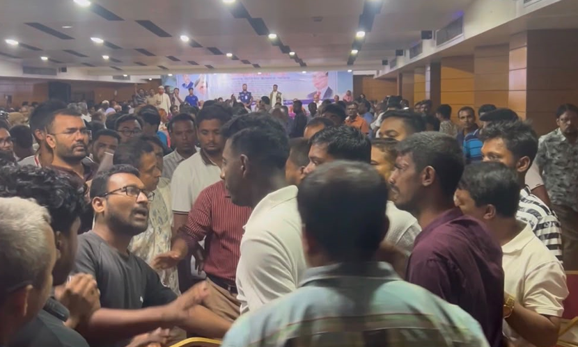 প্রতিমন্ত্রীর সামনেই কুষ্টিয়ায় ছাত্রদলের ২ পক্ষের হট্টগোল-হাতাহাতি