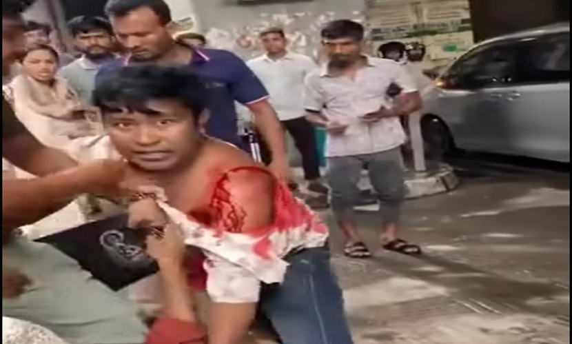 কাওরান বাজারে ছুরিকাঘাত অবস্থায় ছিনতাইকারীকে মারধর পথচারীর