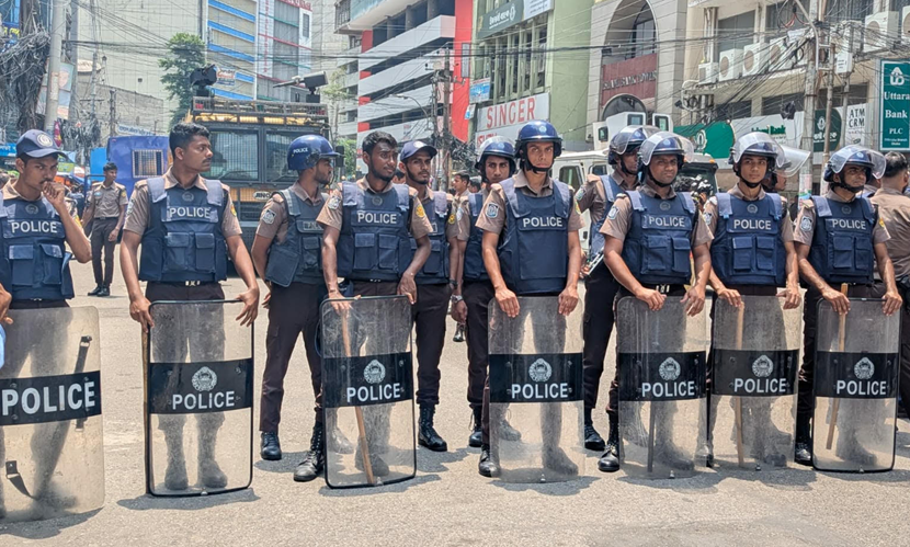 মতিঝিলে ইসলামী ব্যাংকের সামনে দুই পক্ষের ধাওয়া-পালটা ধাওয়া