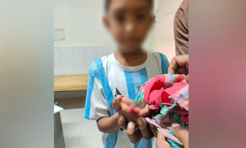 নাটোরে বিরোধের জেরে শিশুর আঙ্গুল কেটে নেওয়ার অভিযোগ কনস্টেবলের বিরুদ্ধে