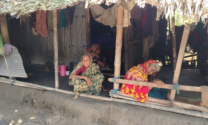 শতবর্ষী বাবা-মায়ের কাঁধে পঙ্গু মেয়ের ভার