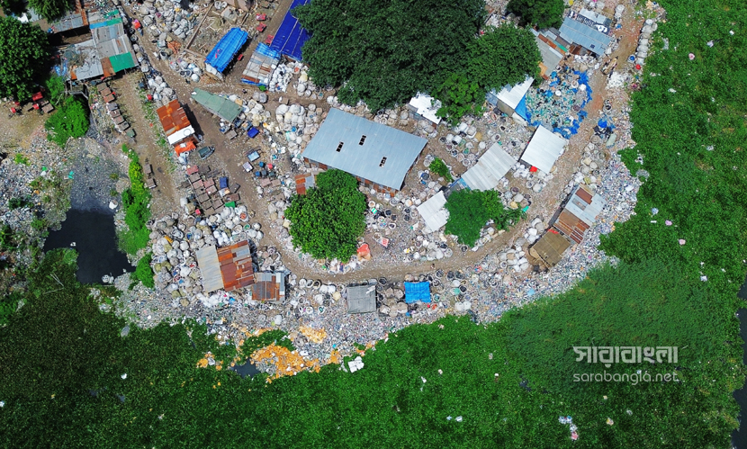 প্লাস্টিকের দখল-দূষণে মরছে বুড়িগঙ্গা