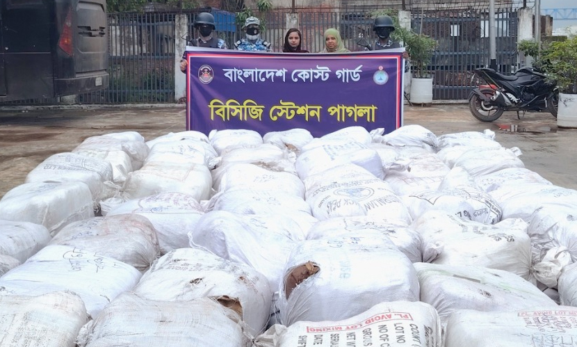 রাজধানীতে ৭২ লাখ টাকার নিষিদ্ধ পলিথিন জব্দ