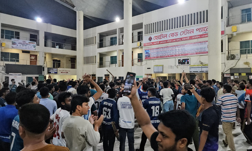 রাবি শিক্ষার্থীকে রেলওয়ে কর্মচারীদের মারধর, প্রতিবাদে রেলস্টেশন ভাঙচুর