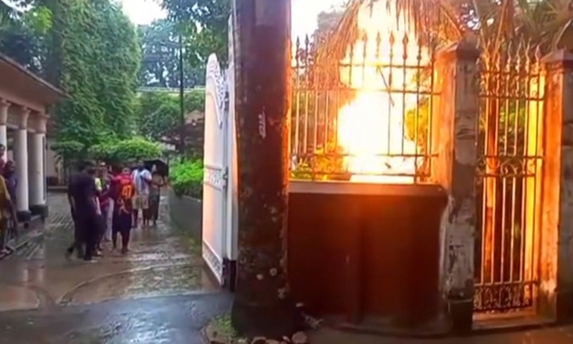 বজ্রপাতে বিদ্যুৎমন্ত্রীর বাড়িতে গ্যাস রাইজারে আগুন