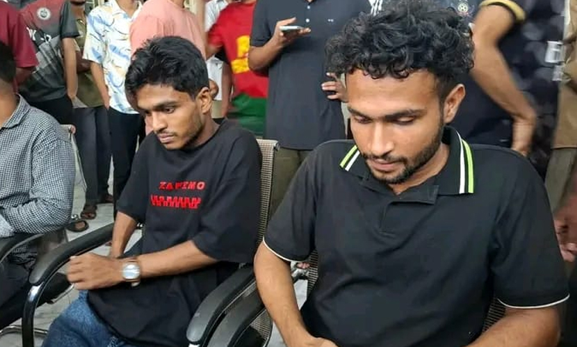 দর্শনার্থীর কাছ থেকে হুমকি দিয়ে টাকা আদায়, চবির ২ শিক্ষার্থী গ্রেফতার