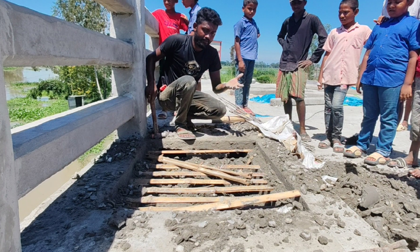 রাতের আঁধারে ব্রিজে রডের বদলে ‘বাঁশঢালাই’