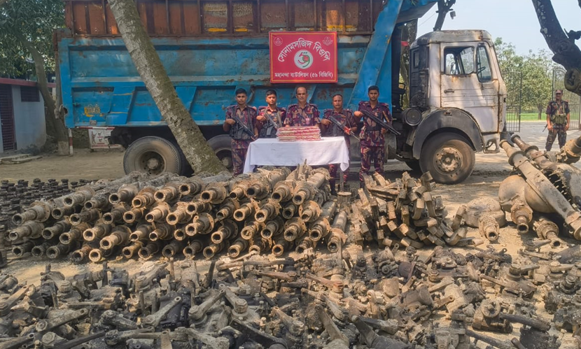 চাঁপাইনবাবগঞ্জ সীমান্তে ৩ কোটি টাকার চোরাচালানি পণ্য জব্দ