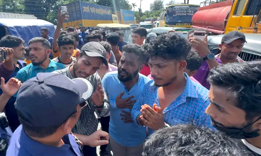 চট্টগ্রামে ইসলামী ব্যাংকের চাকরিচ্যুত কর্মীদের সড়ক অবরোধ