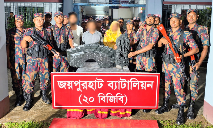 জয়পুরহাটে কোটি টাকা মূল্যের কষ্টিপাথরের মূর্তি উদ্ধার, আটক ৩