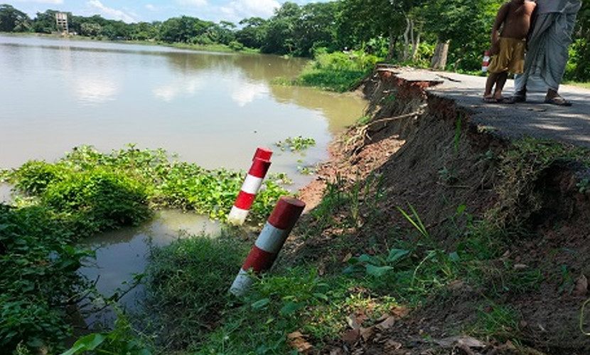 গোপালগঞ্জে শৈলদাহ নদীতে বিলীন হচ্ছে সড়ক