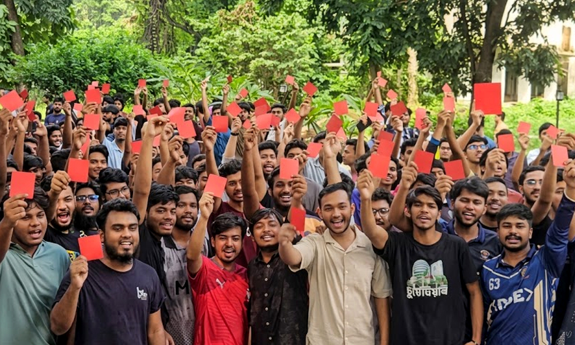 চুয়েটের নতুন উপাচার্যকে লাল কার্ড শিক্ষার্থীদের, দেয়ালে প্রতিবাদী গ্রাফিতি