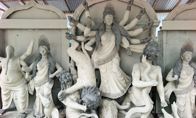 সিরাজগঞ্জে পালপাড়ায় দুর্গাপ্রতিমা তৈরির ধুম, বাড়ছে চাহিদা