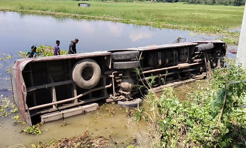 ঢাকা-পাটুরিয়া মহাসড়কে হানিফ বাস খাদে, আহত ১৩