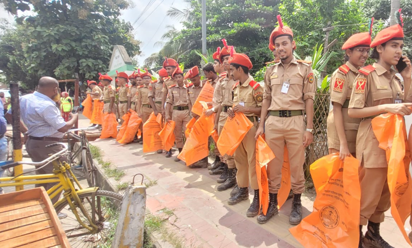 ডেঙ্গু প্রতিরোধ দিবসে ডিএনসিসির দিনব্যাপী লার্ভা নিধন অভিযান