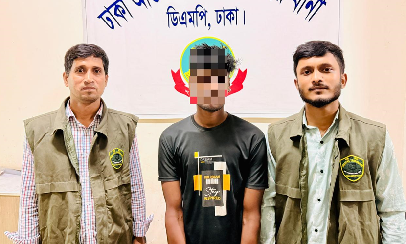 বিমানবন্দর এলাকা থেকে হাতেনাতে ছিনতাইকারী আটক