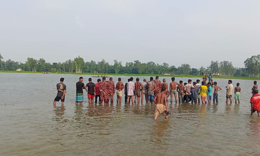 ছেলেকে বাঁচাতে গিয়ে পানিতে পড়ে বাবার মৃত্যু