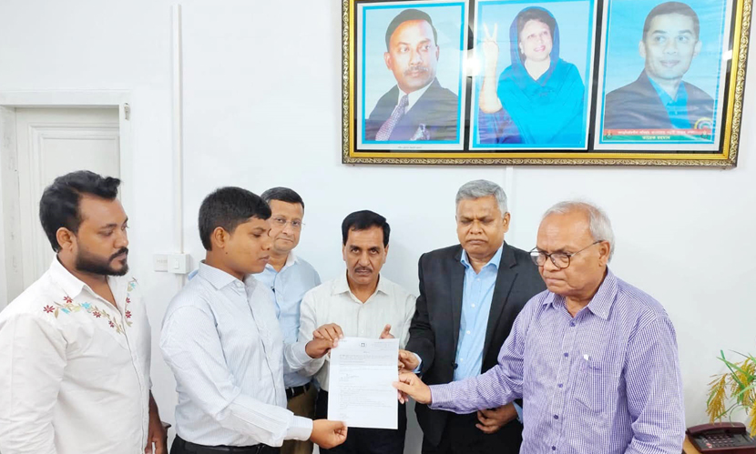 প্রধানমন্ত্রীর উদ্যোগে চাকরি পেলেন দৃষ্টিহীন শাকিল